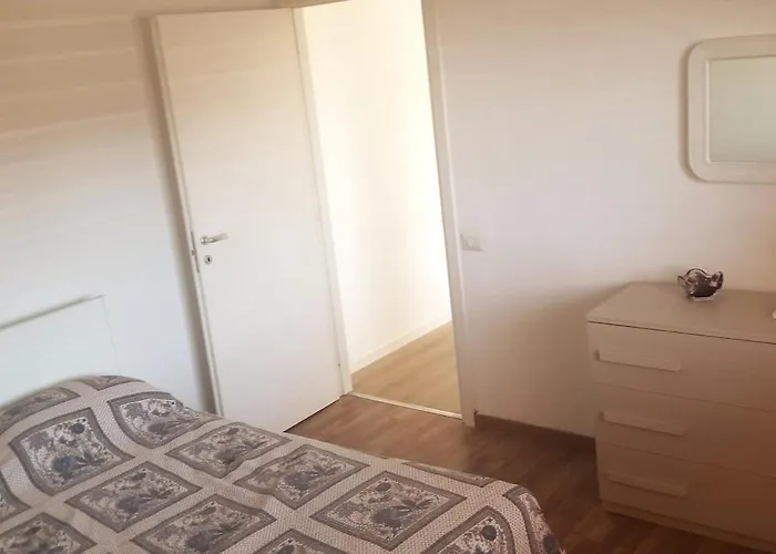Bright Three-room Near Downtown Roma