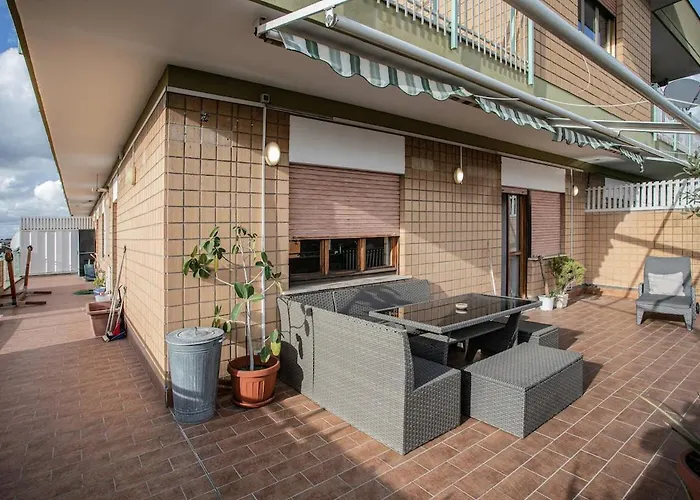 Bright Three-room Near Downtown *