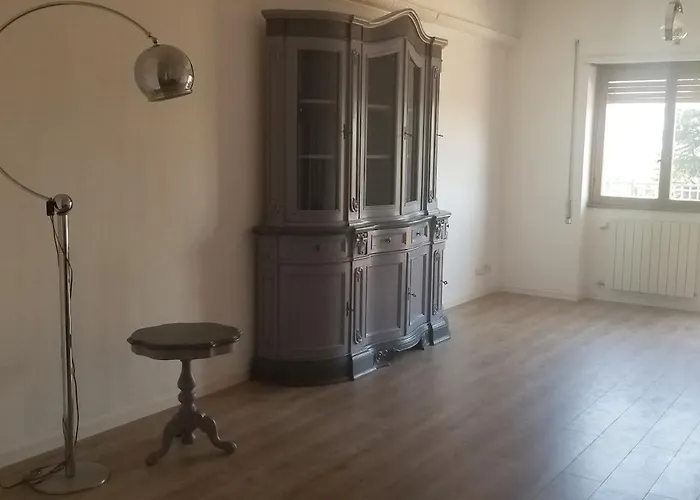 Bright Three-room Near Downtown *