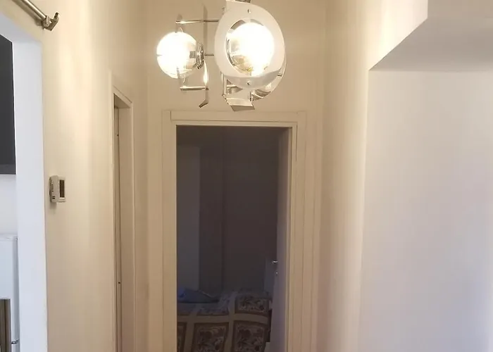 Bright Three-room Near Downtown *
